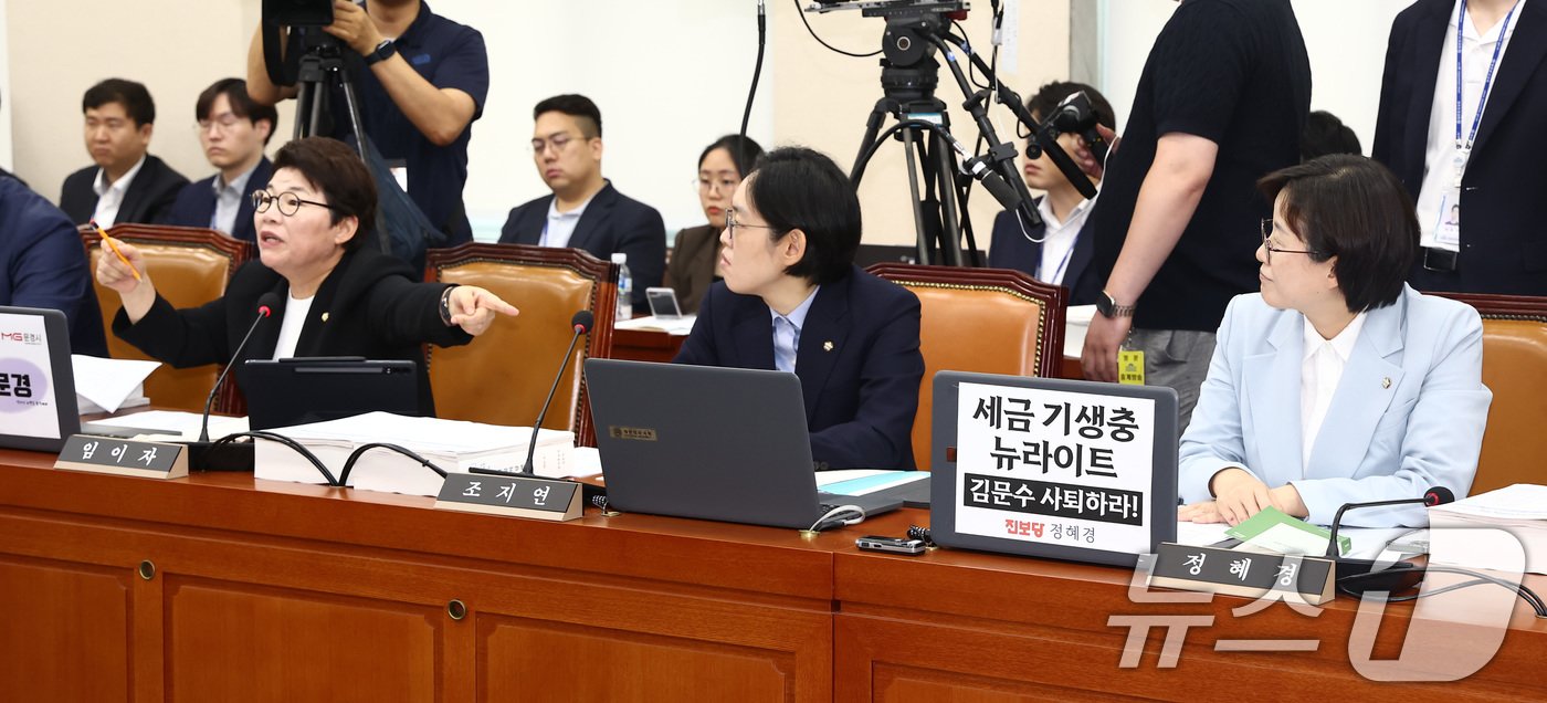 본문 이미지 - 임이자 국민의힘 의원이 26일 오전 서울 여의도 국회 환경노동위원회에서 열린 김문수 고용노동부 장관 후보자 인사청문회에서 정혜경 진보당 의원이 노트북에 붙인 김문수 사퇴 촉구 종이를 보고 항의하고 있다. 2024.8.26/뉴스1 ⓒ News1 김민지 기자