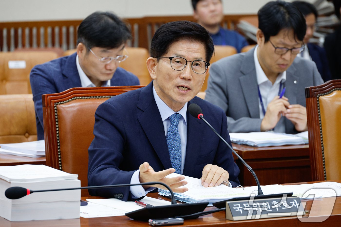 본문 이미지 - 김문수 고용노동부 장관 후보자가 26일 오전 서울 여의도 국회 환경노동위원회에서 열린 인사청문회에서 의원 질의에 답변하고 있다. 2024.8.26/뉴스1 ⓒ News1 안은나 기자