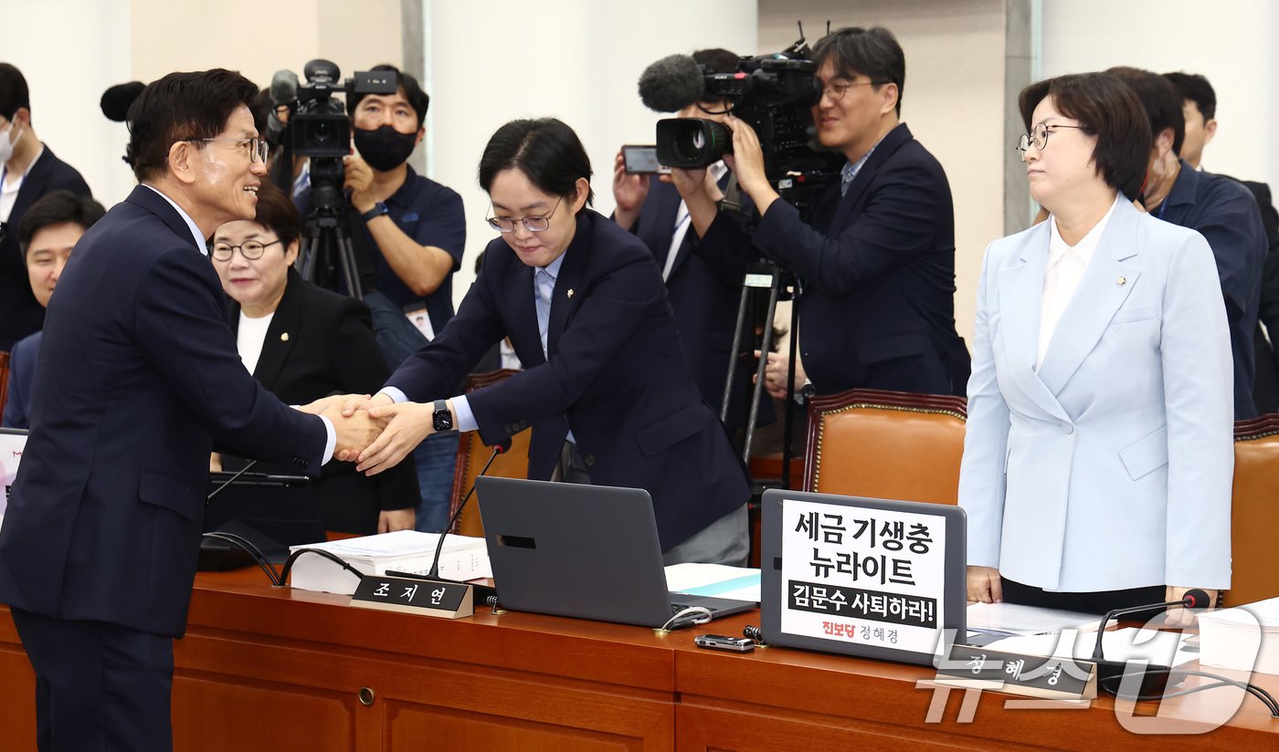 본문 이미지 - 김문수 고용노동부 장관 후보자가 26일 오전 서울 여의도 국회 환경노동위원회에서 열린 인사청문회에서 조지연 국민의힘 의원 등과 인사하고 있다. 오른쪽은 정혜경 진보당 의원이 노트북에 사퇴 촉구 종이를 붙인 모습. 2024.8.26/뉴스1 ⓒ News1 김민지 기자