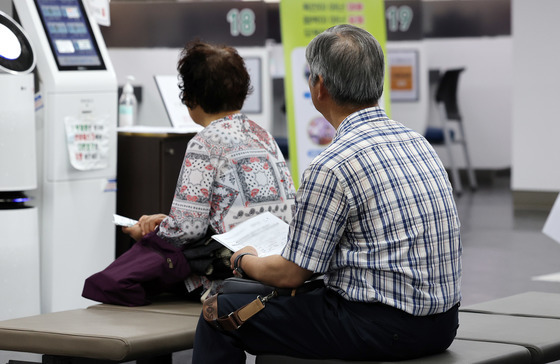 지난해 취업자 19.3만명↑…고령층 증가, 건설·제조·청년 부진(상보)