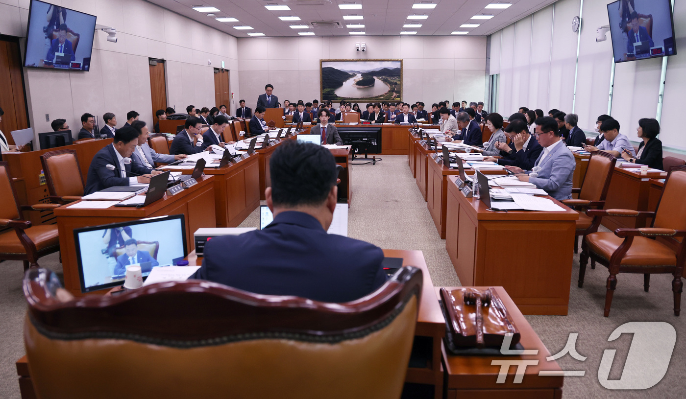 (서울=뉴스1) 구윤성 기자 = 26일 오전 서울 여의도 국회에서 농림축산식품해양수산위원회 전체회의가 열리고 있다. 2024.8.26/뉴스1