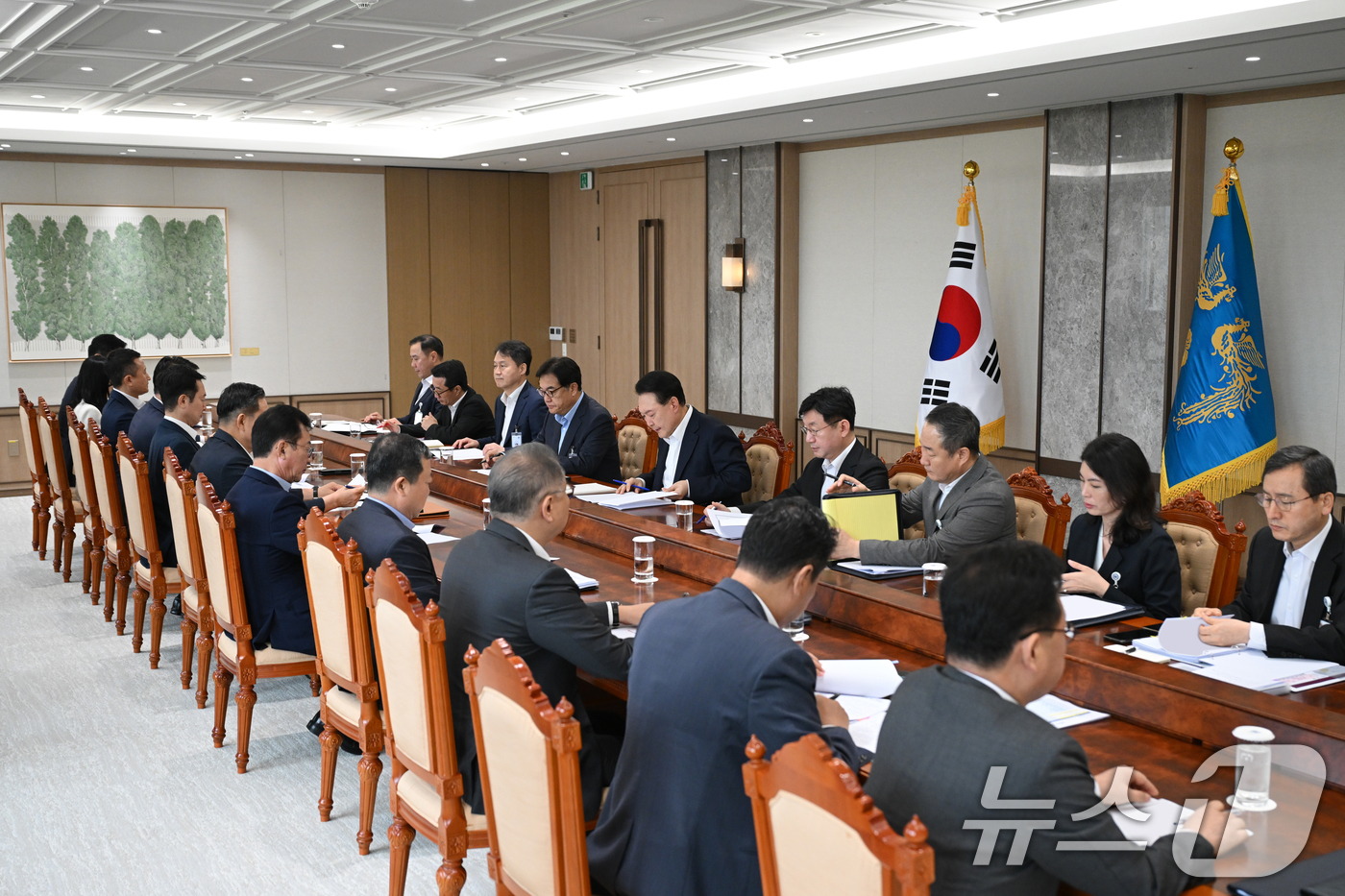 (서울=뉴스1) 송원영 기자 = 윤석열 대통령이 26일 서울 용산 대통령실청사에서 제100차 수석비서관회의를 주재하고 있다. (대통령실 제공) 2024.8.26/뉴스1