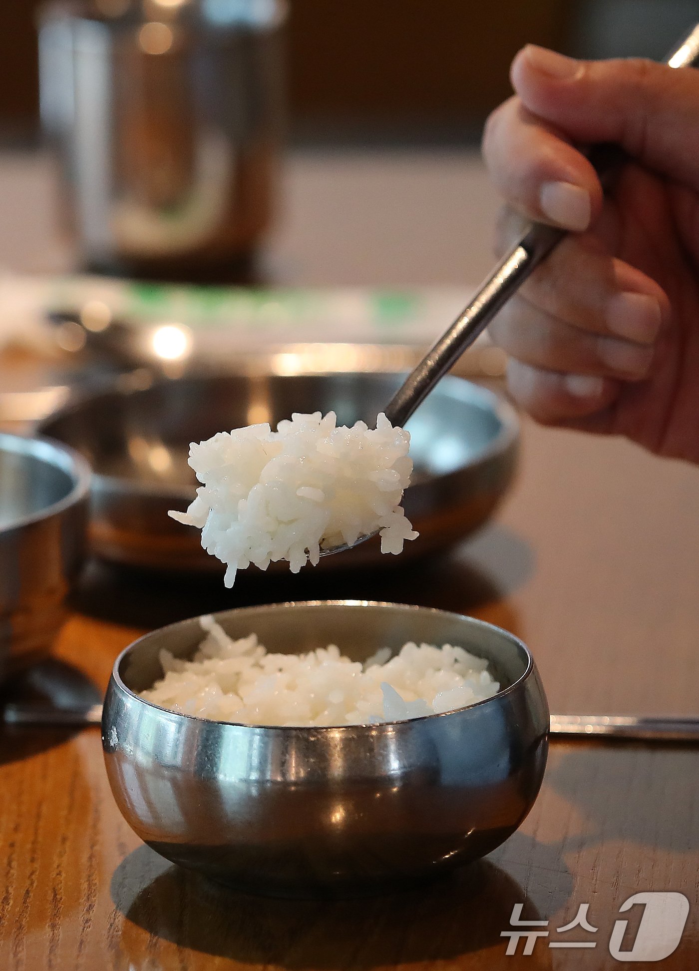 본문 이미지 - 26일 서울 종로구의 한 식당에서 한 시민이 식사를 하고 있다. 2024.8.26/뉴스1 ⓒ News1 박세연 기자