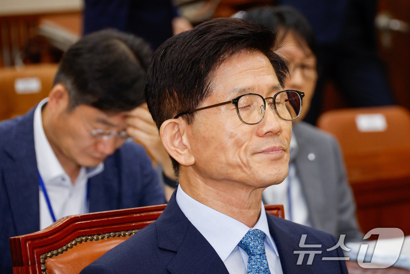 본문 이미지 - 김문수 고용노동부 장관 후보자가 26일 오전 서울 여의도 국회 환경노동위원회에서 열린 인사청문회에 출석해 눈을 감고 있다. 2024.8.26/뉴스1 ⓒ News1 안은나 기자