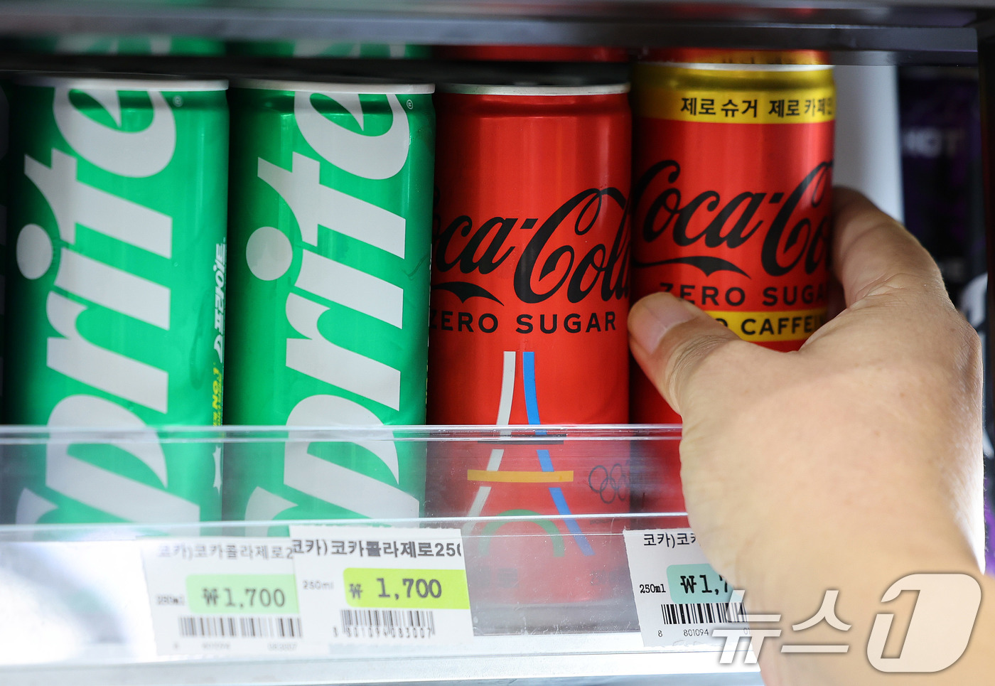 (서울=뉴스1) 박지혜 기자 = 26일 서울의 한 편의점에 코카콜라가 진열돼 있다. LG생활건강 자회사인 코카콜라가 편의점에서 판매하는 음료 제품 가격을 오는 9월1일 평균 5% …
