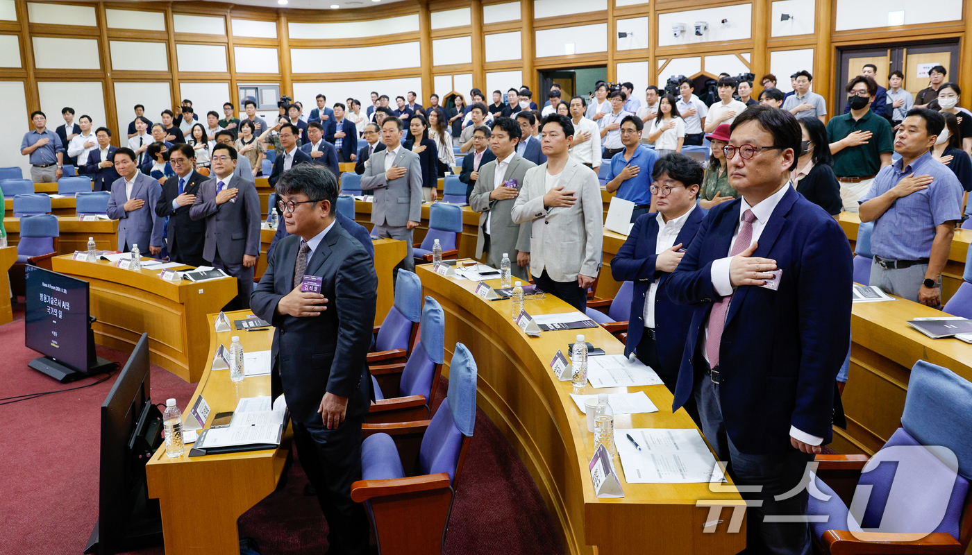 (서울=뉴스1) 안은나 기자 = 우원식 국회의장, 박찬대 더불어민주당 원내대표, 성일종 국방위원장 등 참석자들이 26일 오후 서울 여의도 국회의원회관에서 '범국가적인 AI 산업 육 …