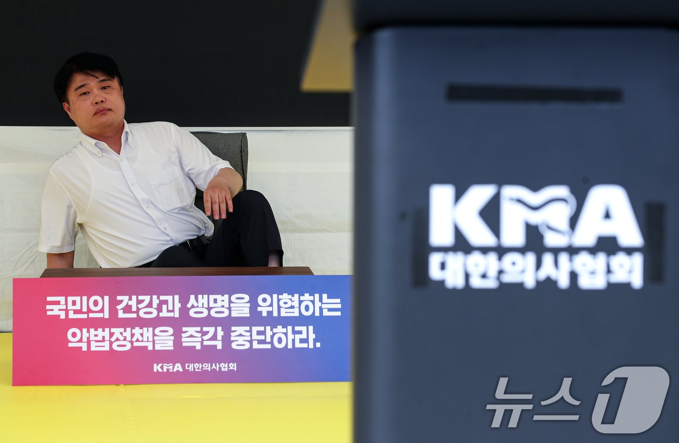 본문 이미지 - 임현택 대한의사협회장이 26일 오후 서울 용산구 의사협회관에 앞에서 의료 대란 관련 대통령과 국회의 결단을 촉구하는 단식투쟁을 하고 있다. 2024.8.26/뉴스1 ⓒ News1 이승배 기자