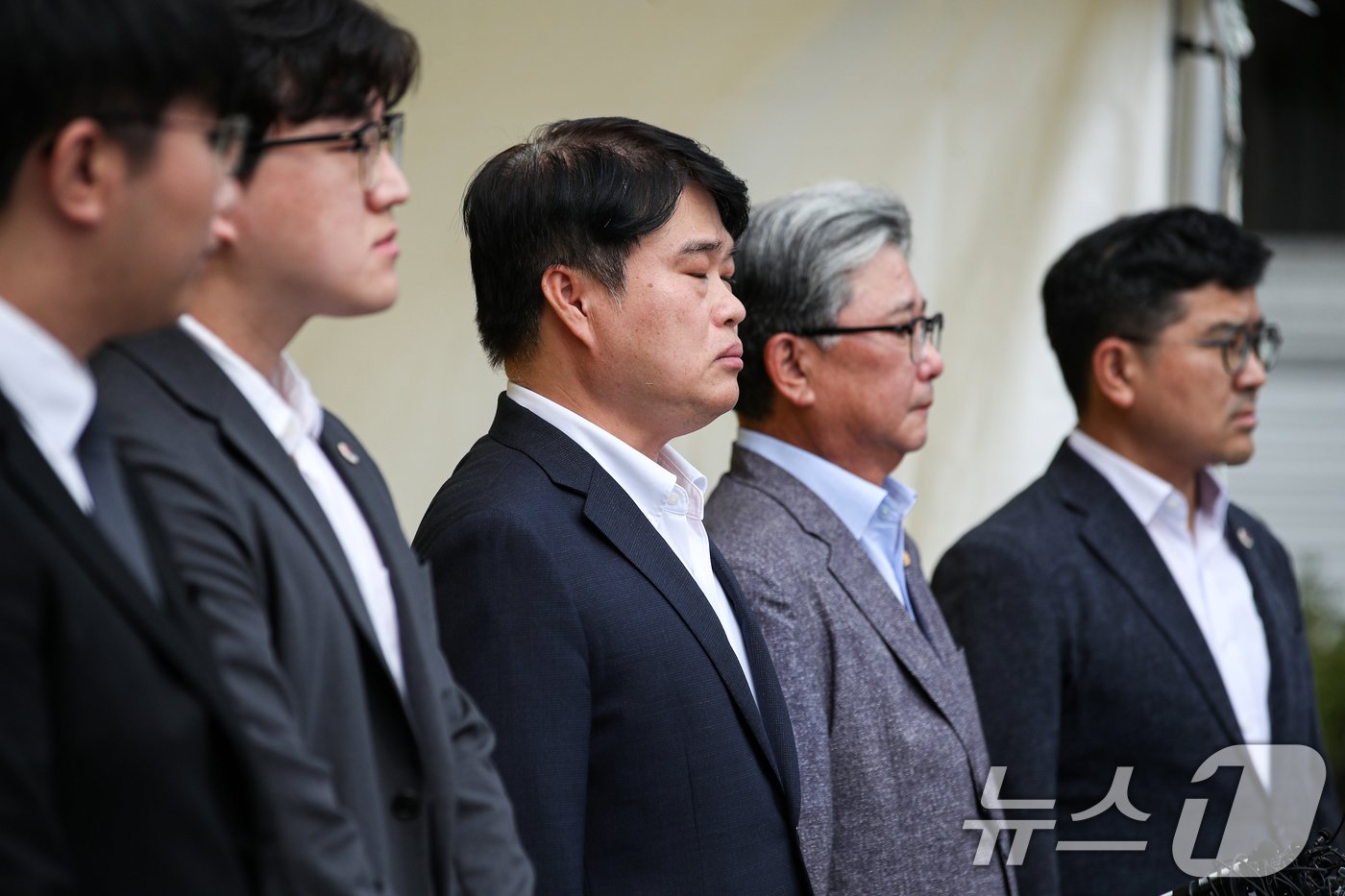 본문 이미지 - 임현택 대한의사협회장이 26일 오후 서울 용산구 의사협회관에 앞에서 의료 대란 관련 대통령과 국회의 결단을 촉구하는 단식투쟁 기자회견 중 생각에 잠겨있다. 2024.8.26/뉴스1 ⓒ News1 이승배 기자