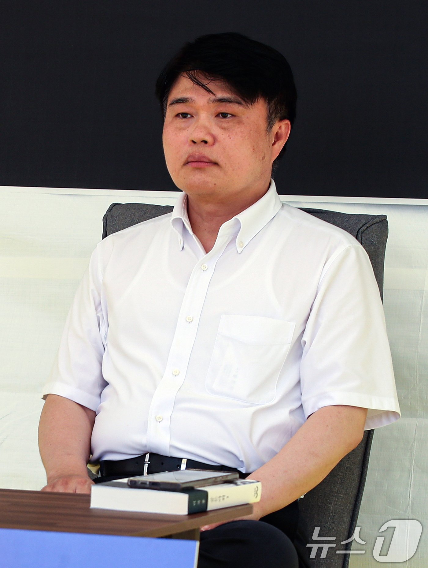 본문 이미지 - 임현택 대한의사협회장이 26일 오후 서울 용산구 의사협회관에 앞에서 의료 대란 관련 대통령과 국회의 결단을 촉구하는 단식투쟁을 하고 있다. 2024.8.26/뉴스1 ⓒ News1 이승배 기자