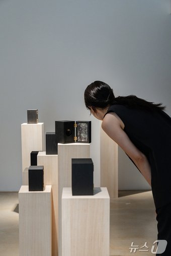 본문 이미지 - 김준 개인전 &#39;감각의 저장&#39; 전경. 백아트 제공.