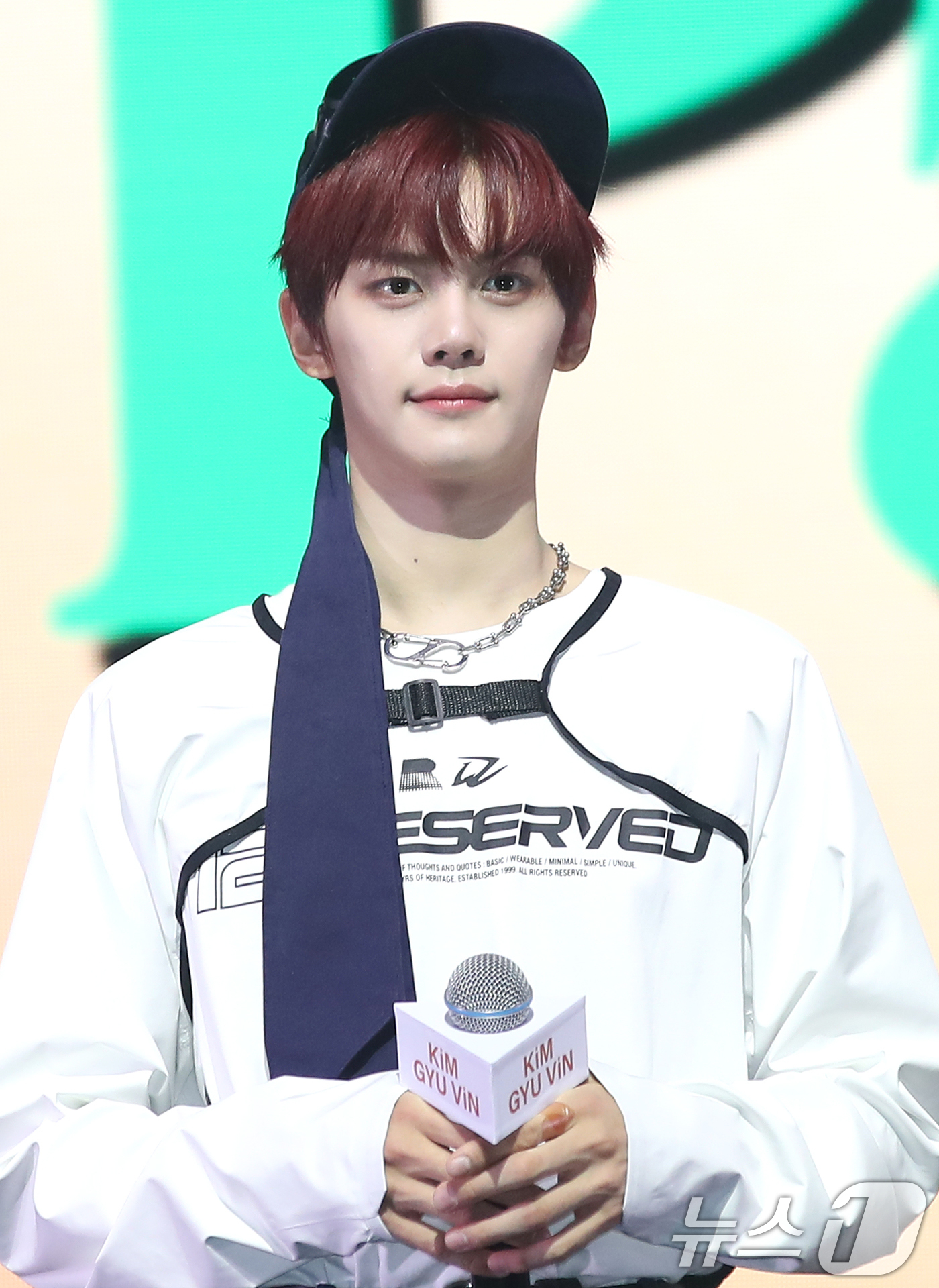 (서울=뉴스1) 권현진 기자 = 그룹 제로베이스원의 김규빈이 26일 오후 서울 용산구 한남동 블루스퀘어에서 열린 네 번째 미니앨범 'CINEMA PARADISE' 발매 기념 쇼케이 …