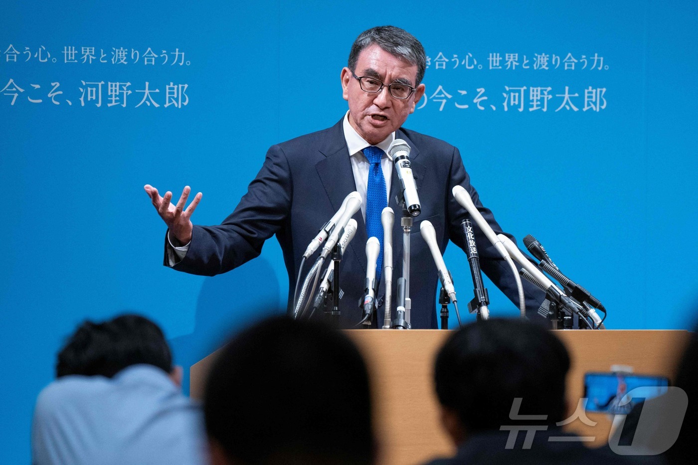 (도쿄 AFP=뉴스1) 권진영기자 = 고노 다로 일본 디지털상이 26일 일본국회에서 자민당 총재 선거 출마 기자회견을 하고 있다. 일본군 위안부 강제성을 인정한 '고노 담화'를 발 …