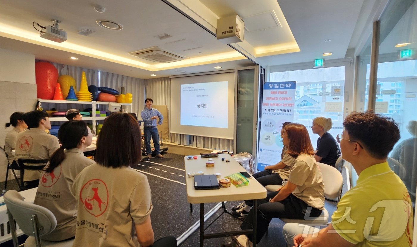 본문 이미지 - 26일 VIP동물한방재활의학센터 by Dr. 신사경은 서울 놀로스퀘어에서 전 직원들을 대상으로 클리커 트레이닝 프로그램을 진행했다. ⓒ 뉴스1 최서윤 기자