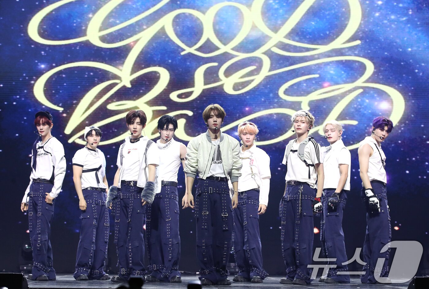 본문 이미지 - 그룹 제로베이스원이 26일 오후 서울 용산구 한남동 블루스퀘어에서 열린 네 번째 미니앨범 'CINEMA PARADISE' 발매 기념 쇼케이스에 참석해 타이틀 곡 ‘굿 소 배드’를 무대를 선보이고 있다. 2024.8.26/뉴스1 ⓒ News1 권현진 기자