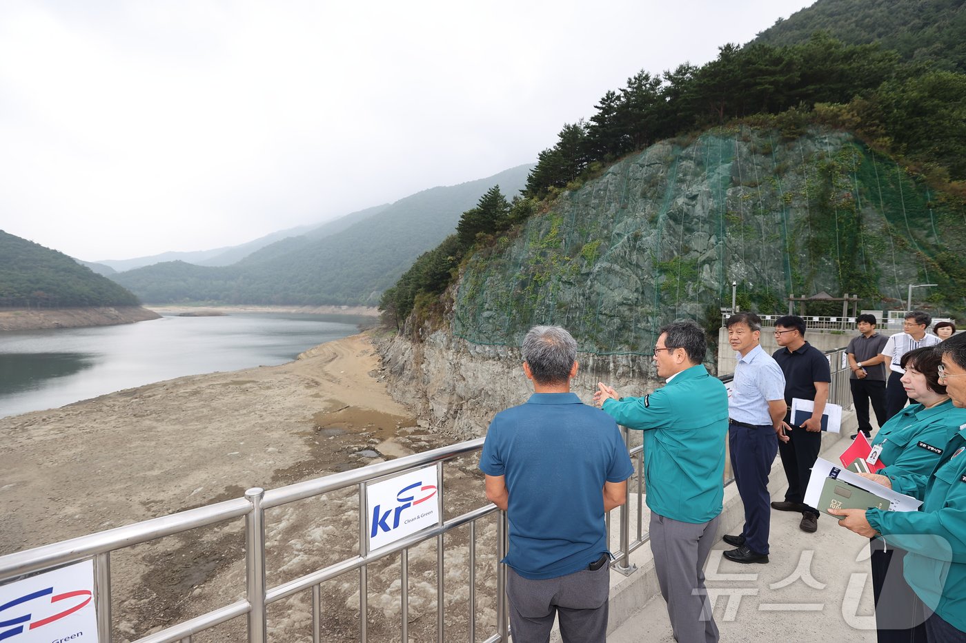 본문 이미지 - 김홍규 강릉시장이 26일 낮은 저수율을 보이고 있는 오봉저수지를 찾아 관계자들로부터 상황을 보고 받고 있다. (강릉시 제공) 2024.8.26/뉴스1 ⓒ News1 윤왕근 기자