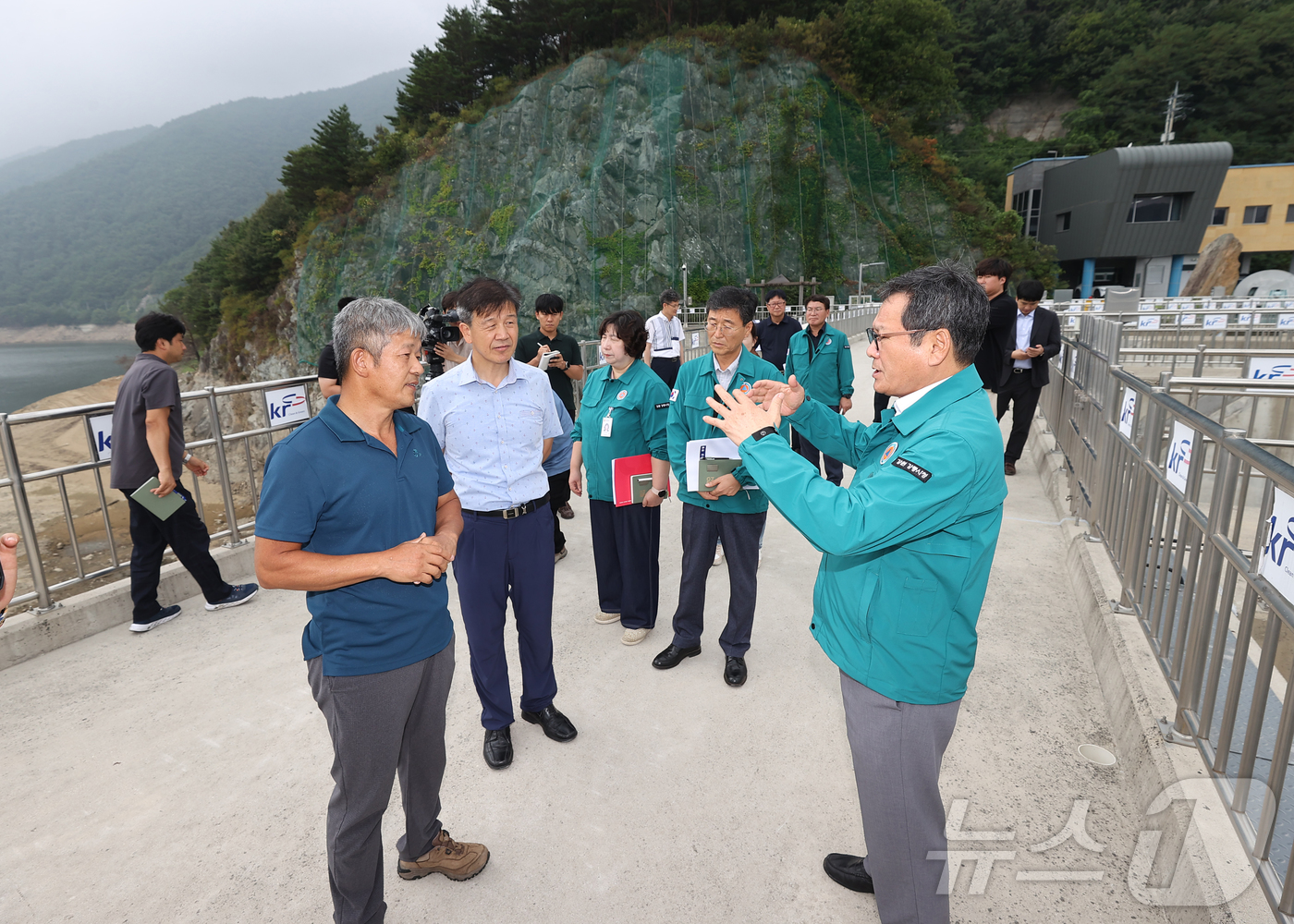 (강릉=뉴스1) 윤왕근 기자 = 김홍규 강릉시장이 26일 낮은 저수율을 보이고 있는 오봉저수지를 찾아 관계자들로부터 상황을 보고 받고 있다.강릉지역 취수원인 오봉저수지는 올 여름 …