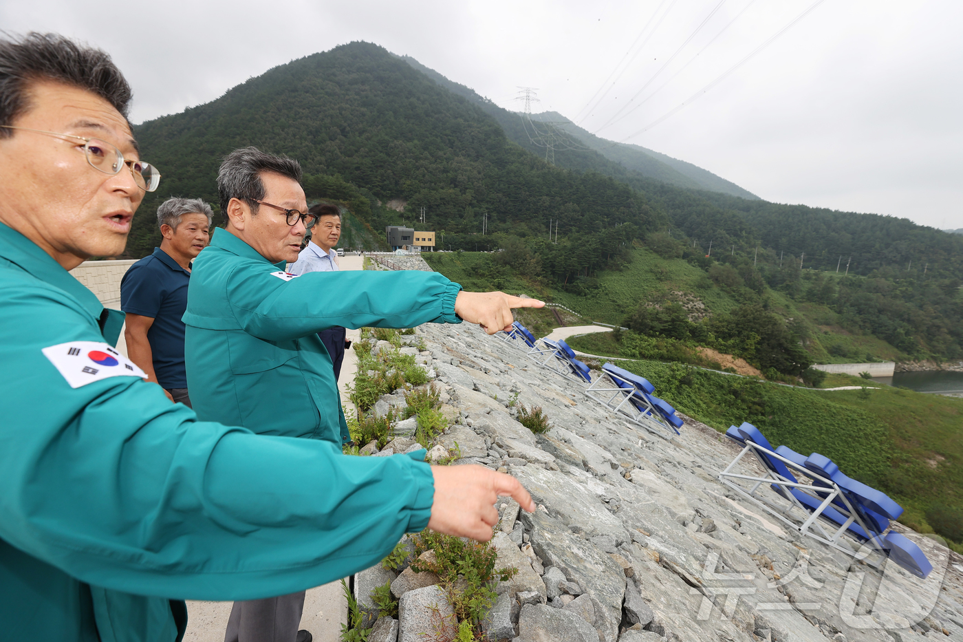 (강릉=뉴스1) 윤왕근 기자 = 김홍규 강릉시장이 26일 낮은 저수율을 보이고 있는 오봉저수지를 찾아 관계자들로부터 상황을 보고 받고 있다.강릉지역 취수원인 오봉저수지는 올 여름 …