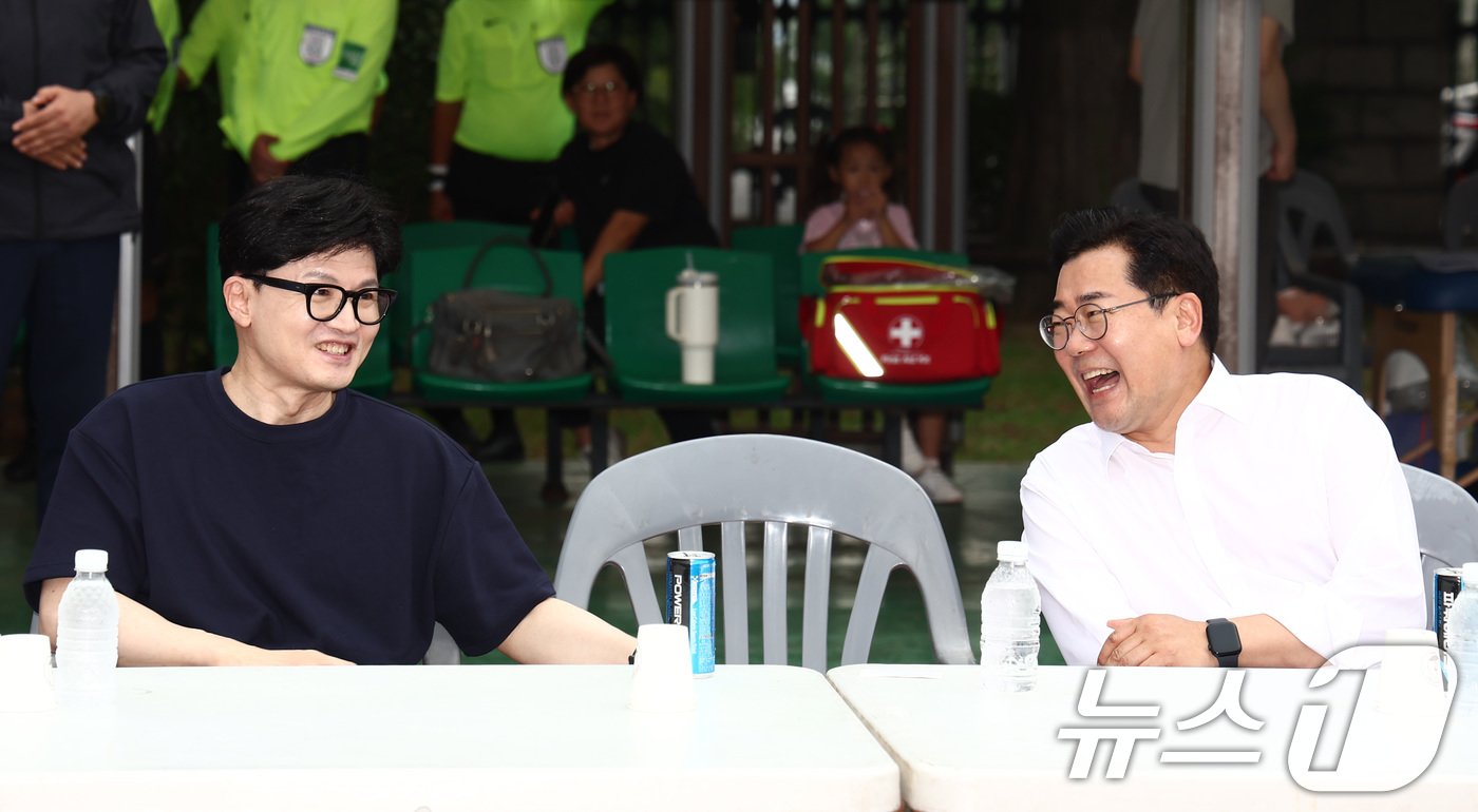 본문 이미지 - 한동훈 국민의힘 대표와 박찬대 민주당 원내대표가 26일 오후 서울 여의도 국회운동장에서 제22대 국회 개원 기념 여야 국회의원 축구대회에서 대화하고 있다. 2024.8.26/뉴스1 ⓒ News1 김민지 기자