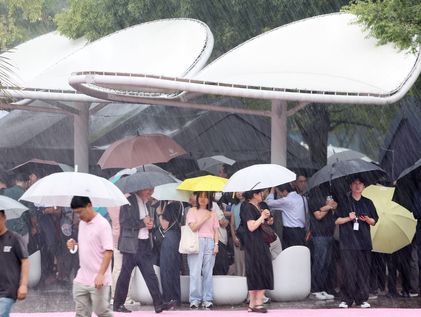 이슬 맺히는 '백로'에도 늦더위…남부 지방 곳곳 소나기 [오늘날씨]