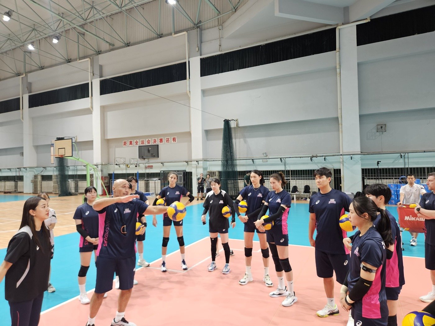 본문 이미지 - 아본단자 흥국생명 감독이 26일 중국 상하이에서 진행된 훈련에서 선수들을 지도하고 있다 (흥국생명 배구단 제공)