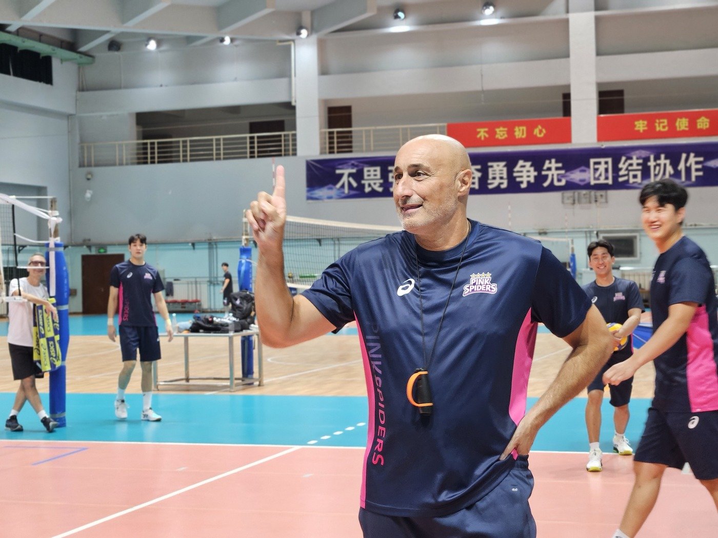 본문 이미지 - 중국 전지 훈련에 나선 아본단자 흥국생명 감독. (흥국생명 배구단 제공)