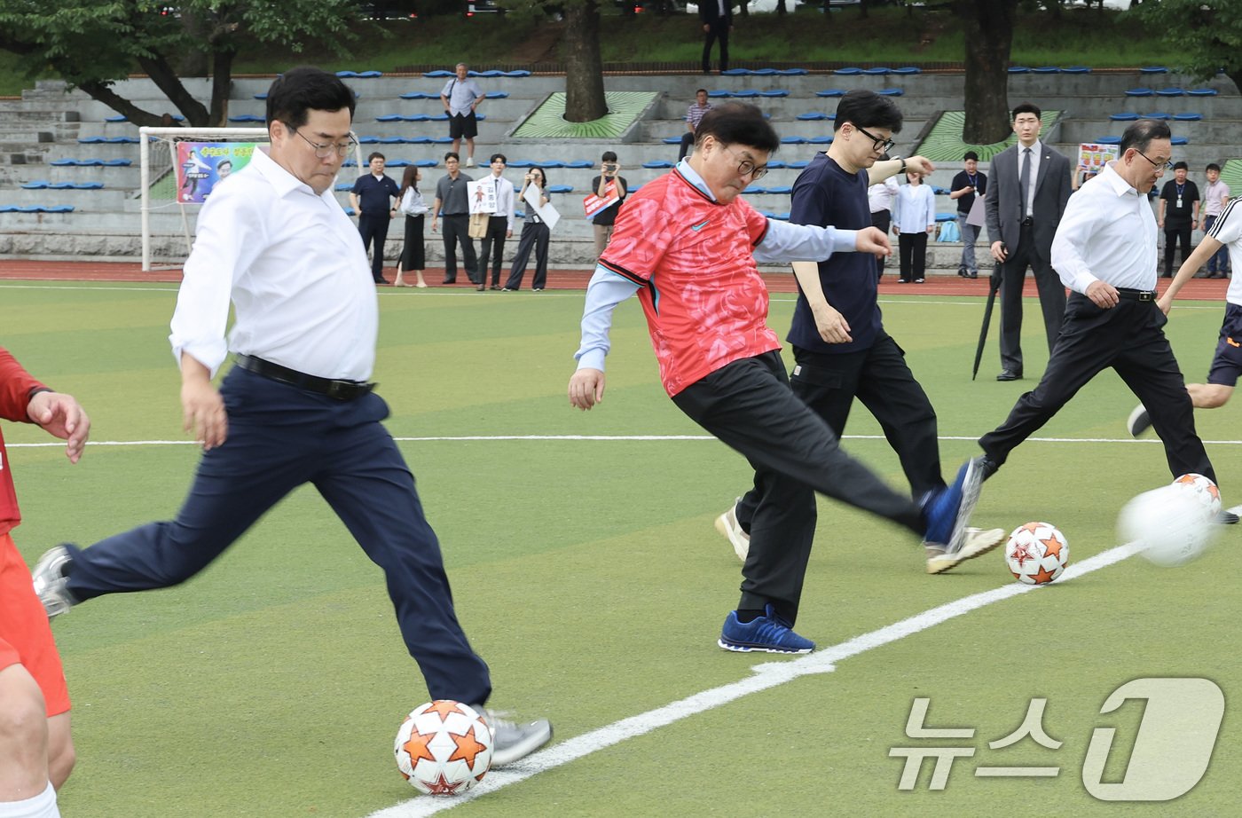 우원식 국회의장, 한동훈 국민의힘 대표, 박찬대 민주당 원내대표 등이 26일 오후 서울 여의도 국회운동장에서 열린 제22대 국회 개원 기념 여야 국회의원 축구대회에 시축하고 있다. &#40;공동취재&#41; 2024.8.26/뉴스1 ⓒ News1 김민지 기자