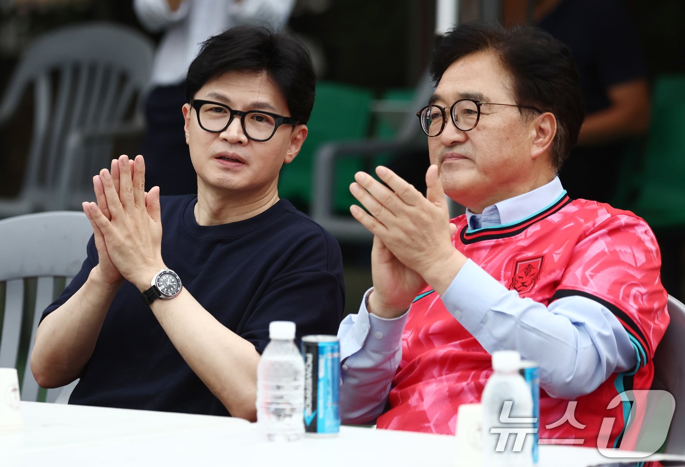 본문 이미지 - 우원식 국회의장과 한동훈 국민의힘 대표가 26일 오후 서울 여의도 국회운동장에서 열린 제22대 국회 개원 기념 여야 국회의원 축구대회에 대화하고 있다. 2024.8.26/뉴스1 ⓒ News1 김민지 기자