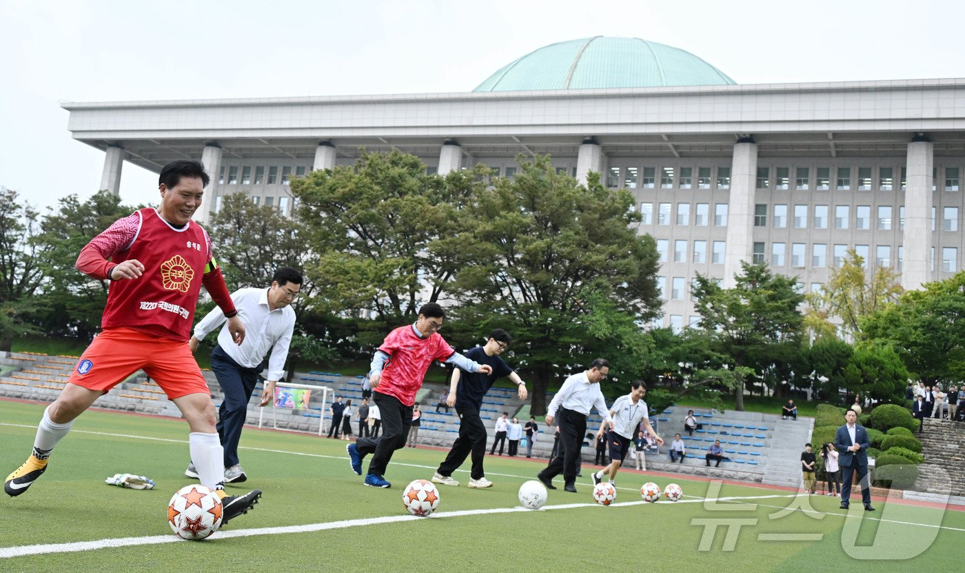 26일 서울 여의도 국회운동장에서 열린 제22대 국회개원 기념 여·야 국회의원 축구대회에서 참석자들이 시축을 하고 있다. 왼쪽부터 송석준 국민의힘 의원, 박찬대 더불어민주당 원내대표, 우원식 국회의장, 한동훈 국민의힘 대표, 주호영 국회부의장. &#40;공동취재&#41; 2024.8.26/뉴스1 ⓒ News1 김민지 기자