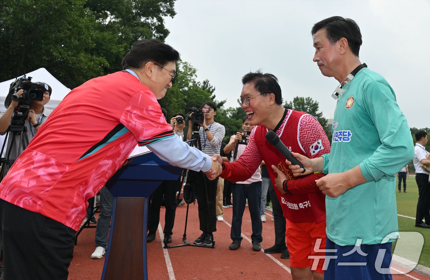 우원식 국회의장이 26일 오후 서울 여의도 국회운동장에서 제22대 국회 개원 기념 여야 국회의원 축구대회에 여야 주장들과 인사하고 있다. 왼쪽부터 우 의장, 송석준 국민의힘 의원, 위성곤 민주당 의원. &#40;공동취재&#41; 2024.8.26/뉴스1 ⓒ News1 김민지 기자