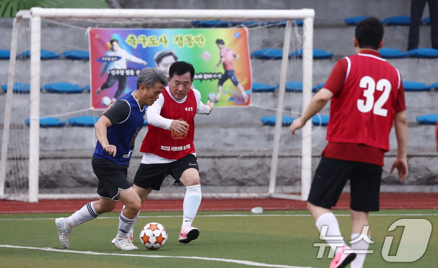 26일 오후 서울 여의도 국회운동장에서 제22대 국회 개원 기념 여야 국회의원 축구대회에 여야 의원들이 볼다툼을 하고 있다. 2024.8.26/뉴스1 ⓒ News1 김민지 기자