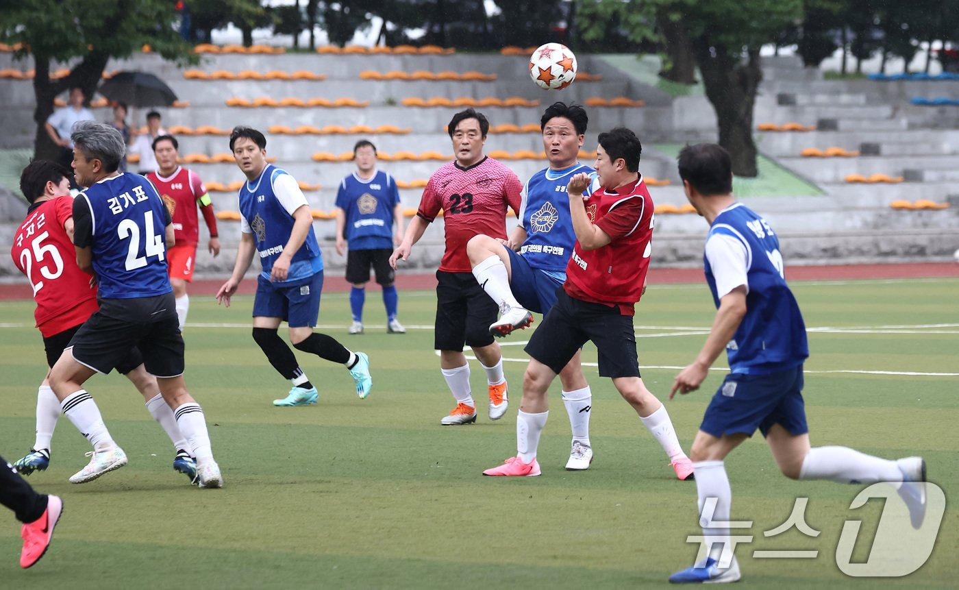 26일 오후 서울 여의도 국회운동장에서 제22대 국회 개원 기념 여야 국회의원 축구대회에 여야 의원들이 볼다툼을 하고 있다. 2024.8.26/뉴스1 ⓒ News1 김민지 기자