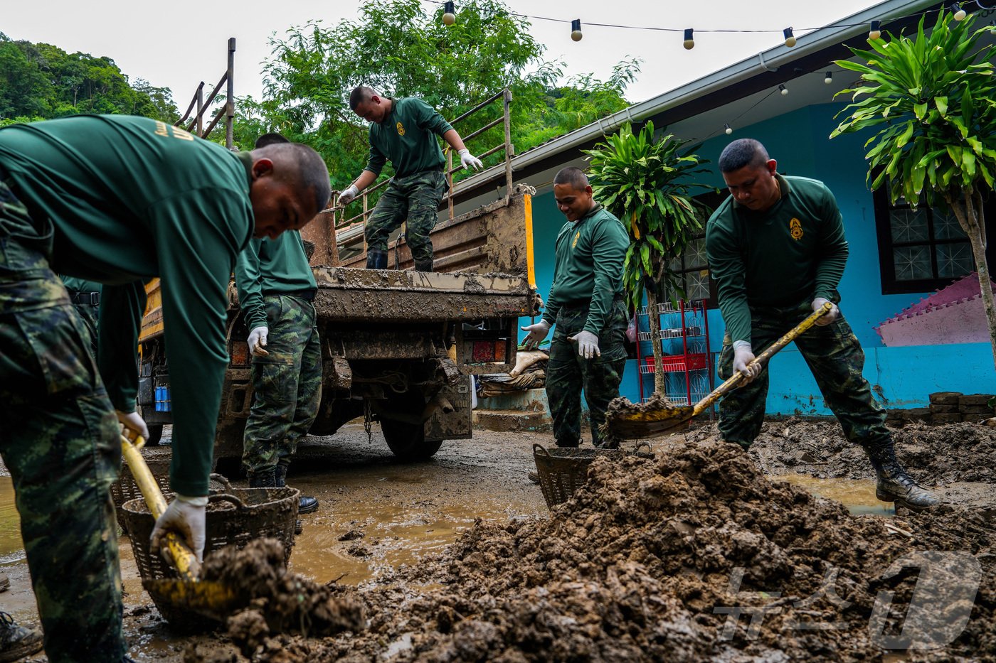 본문 이미지 - 25일(현지시간) 태국 푸껫의 한 휴양지에서 군 장병들이 산사태 피해를 수습하고 있다. 2024.08.25/ ⓒ 로이터=뉴스1 ⓒ News1 권진영 기자
