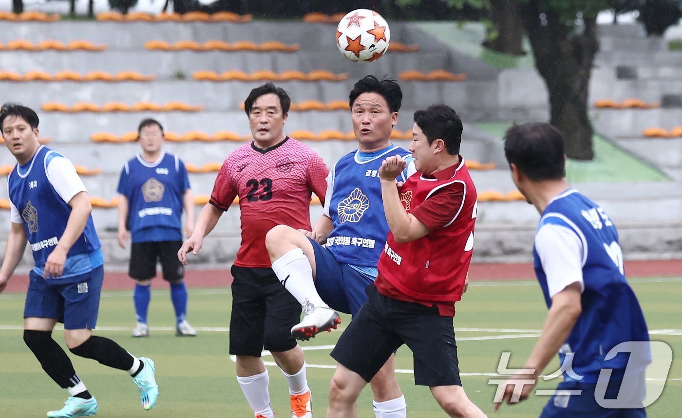 26일 오후 서울 여의도 국회운동장에서 제22대 국회 개원 기념 여야 국회의원 축구대회에 여야 의원들이 볼다툼을 하고 있다. 2024.8.26/뉴스1 ⓒ News1 김민지 기자