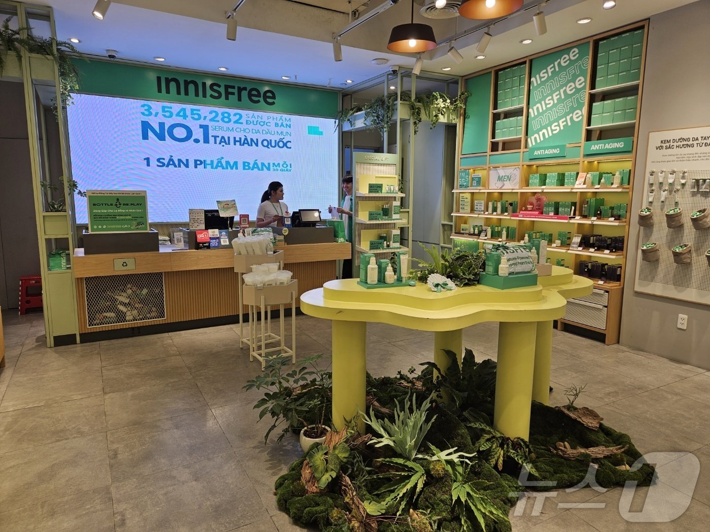 본문 이미지 - 베트남 호찌민 소재 이니스프리 1호점 매장 모습.ⓒ 뉴스1/김진희 기자.