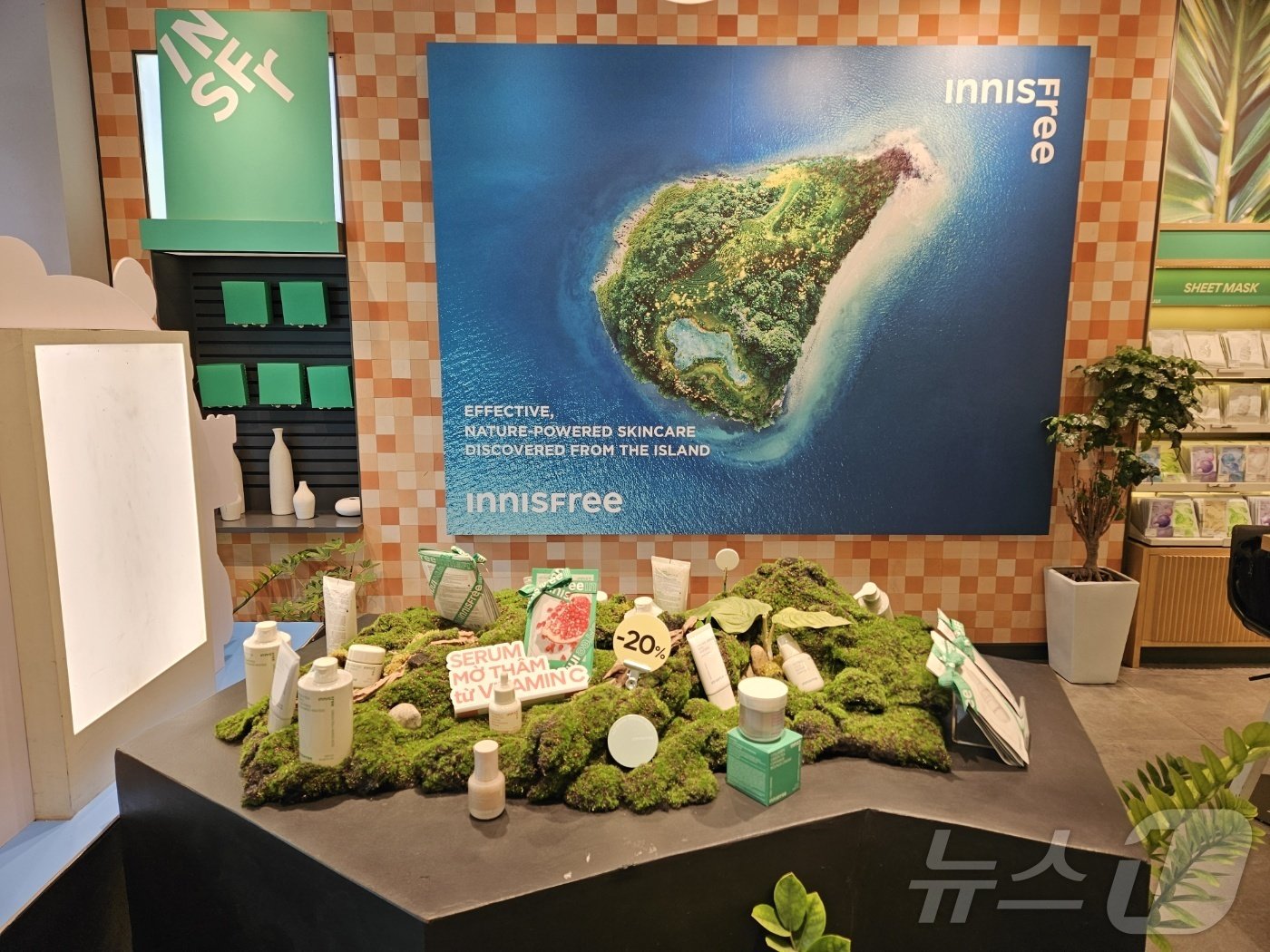 본문 이미지 - 베트남 호찌민 소재 이니스프리 1호점 매장 모습.ⓒ 뉴스1/김진희 기자.
