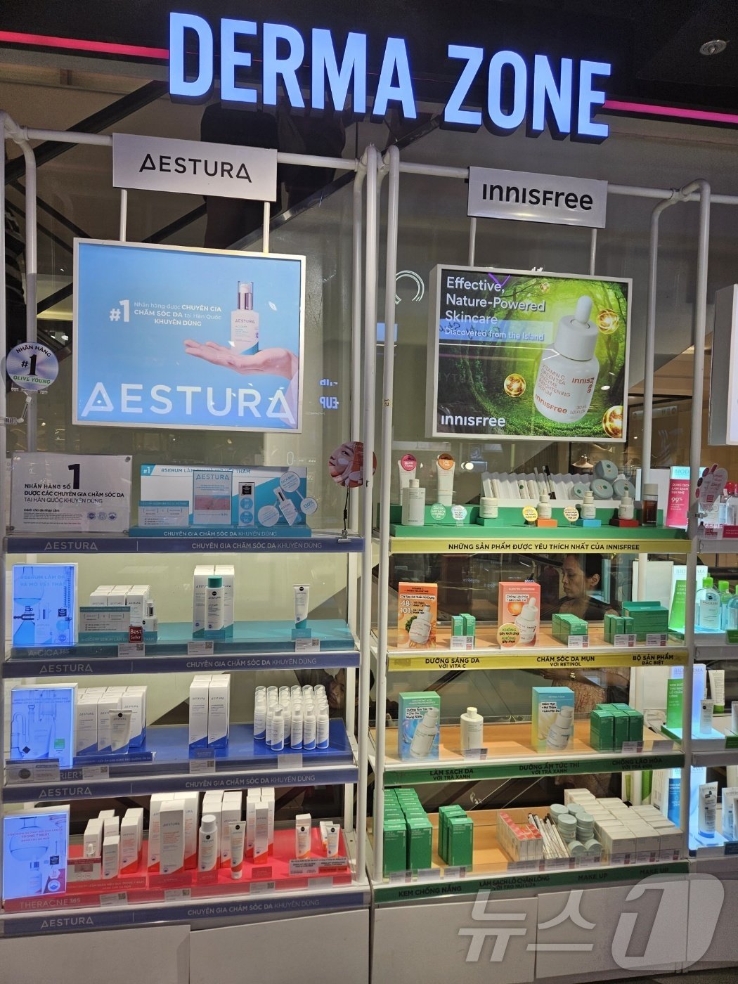 본문 이미지 - 베트남 호찌민 소재 사이공센터 내 뷰티박스에 입점한 에스트라와 이니스프리.ⓒ 뉴스1/김진희 기자.