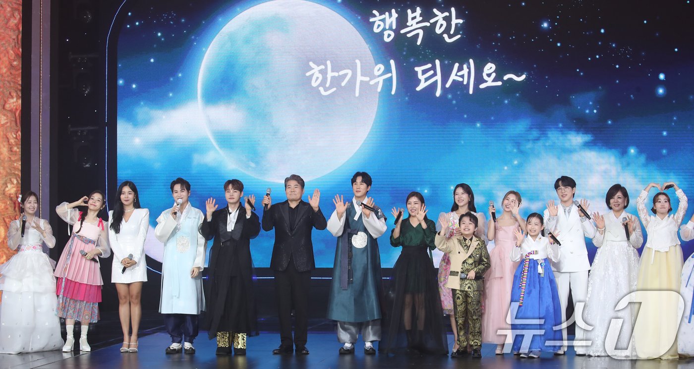 본문 이미지 - 트로트 가수 진성과 송가인, 손태진, 김희재를 비롯한 트롯 가수들이 26일 오후 서울 마포구 상암동 SBS 프리즘 타워에서 열린 SBS FiL, SBS M ‘더 트롯쇼-한가위 특집' 녹화에서 '홍시'를 열창하며 추석 인사를 전하고 있다. ⓒ News1 권현진 기자