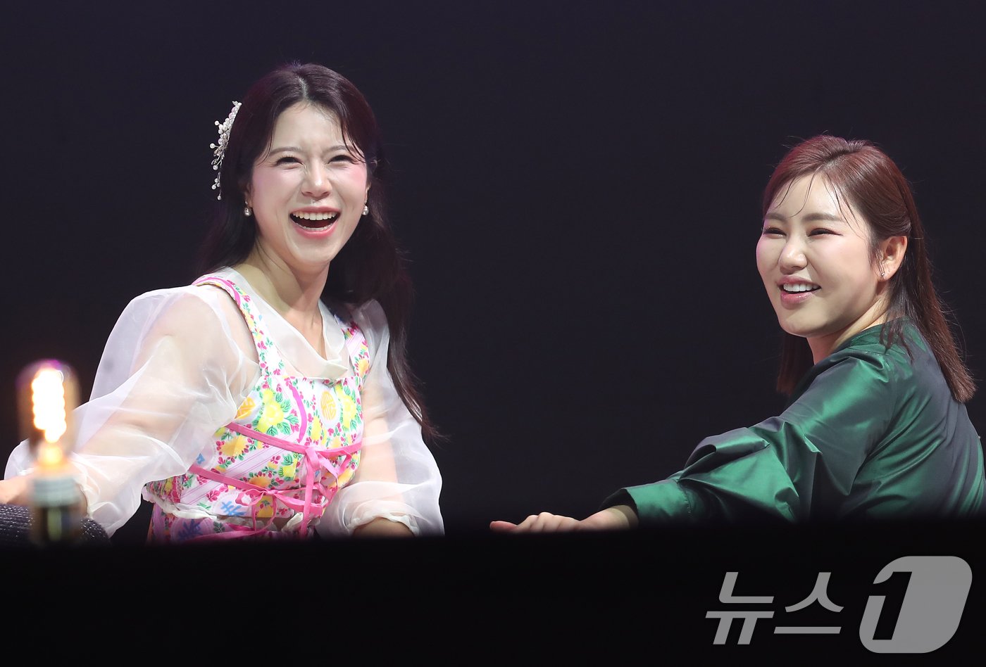 본문 이미지 - 트로트 가수 양지은과 송가인(오른쪽)이 26일 오후 서울 마포구 상암동 SBS 프리즘 타워에서 열린 SBS FiL, SBS M ‘더 트롯쇼-한가위 특집' 녹화에서 환호하는 팬에게 미소로 화답하고 있다. ⓒ News1 권현진 기자
