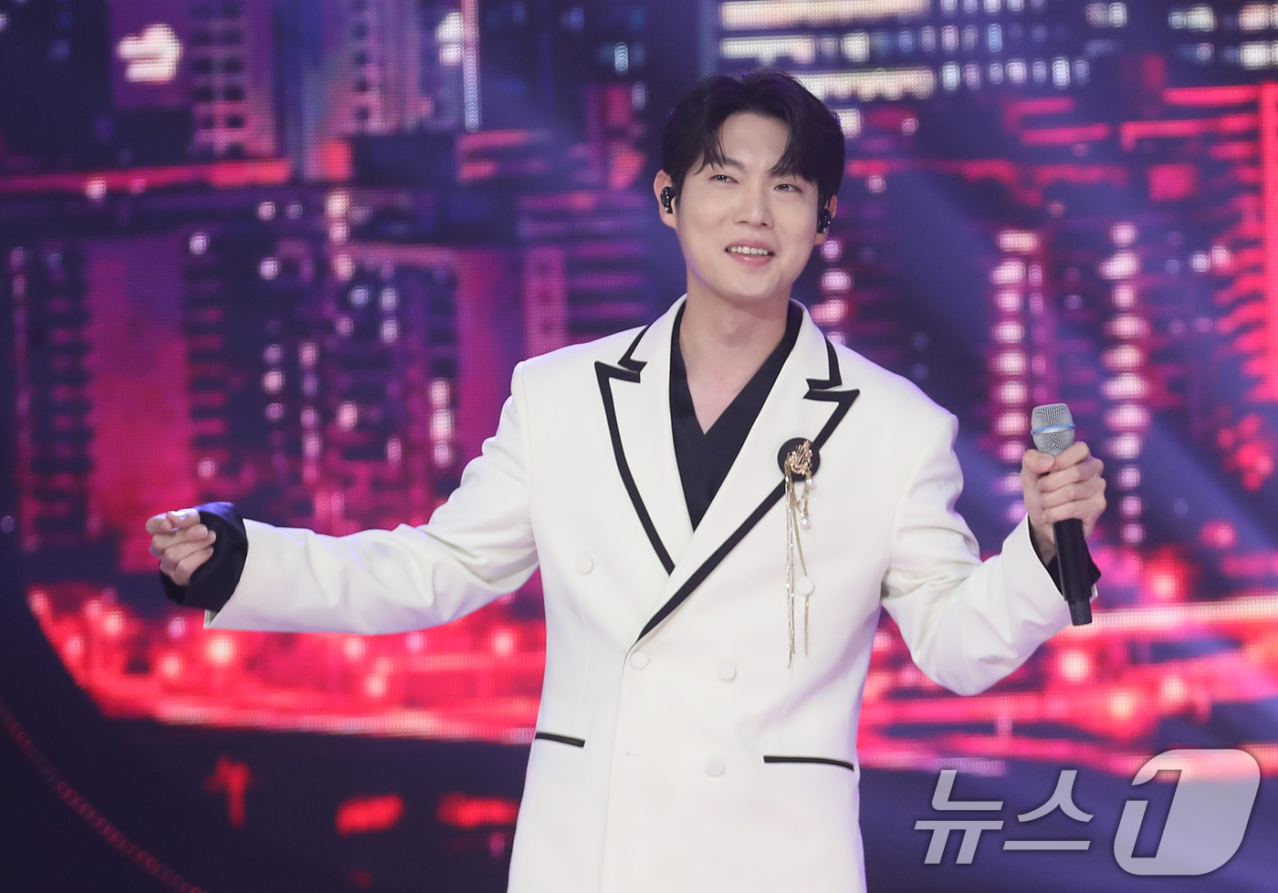 (서울=뉴스1) 권현진 기자 = 트로트 가수 손태진이 26일 오후 서울 마포구 상암동 SBS 프리즘 타워에서 열린 SBS FiL, SBS M ‘더 트롯쇼-한가위 특집' 녹화에서 멋 …