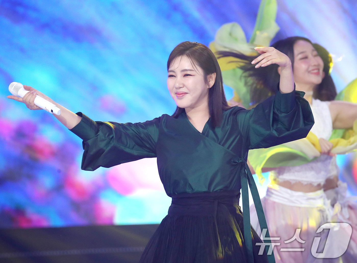 본문 이미지 - 트로트 가수 송가인이 26일 오후 서울 마포구 상암동 SBS 프리즘 타워에서 열린 SBS FiL, SBS M ‘더 트롯쇼-한가위 특집' 녹화에서 멋진 무대를 선보이고 있다.  ⓒ News1 권현진 기자