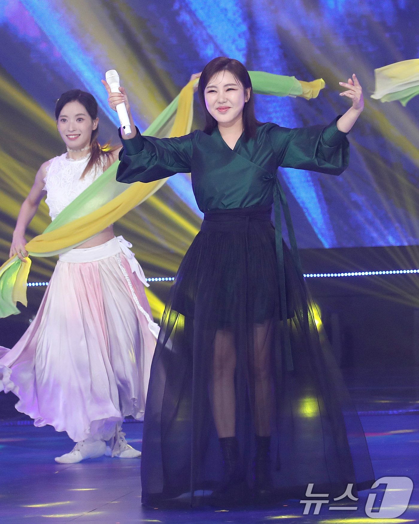 본문 이미지 - 트로트 가수 송가인이 26일 오후 서울 마포구 상암동 SBS 프리즘 타워에서 열린 SBS FiL, SBS M ‘더 트롯쇼-한가위 특집' 녹화에서 '엄마아리랑'을 선보이고 있다. ⓒ News1 권현진 기자