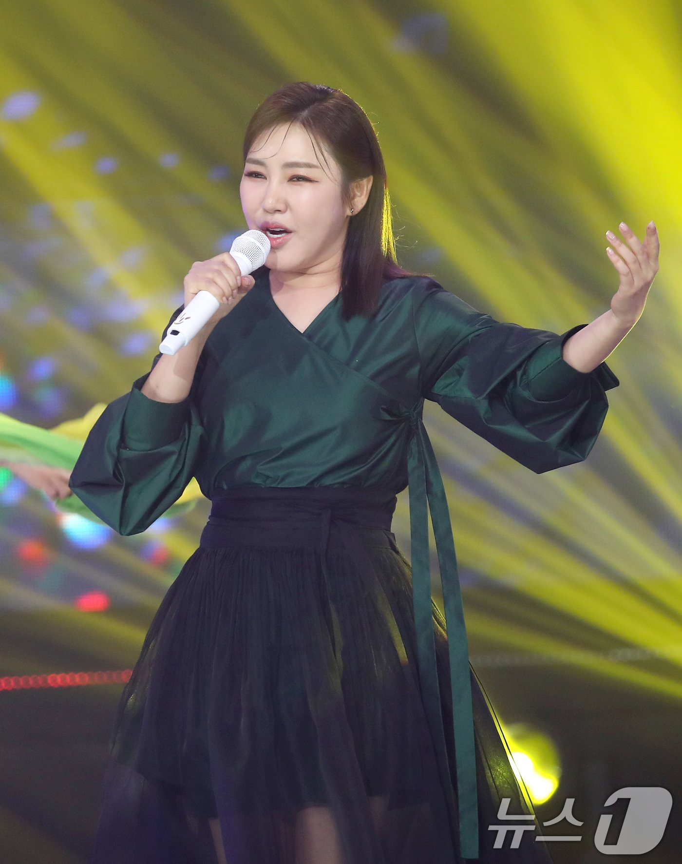 본문 이미지 - 트로트 가수 송가인이 26일 오후 서울 마포구 상암동 SBS 프리즘 타워에서 열린 SBS FiL, SBS M ‘더 트롯쇼-한가위 특집' 녹화에서 '엄마아리랑'을 열창하고 있다. ⓒ News1 권현진 기자