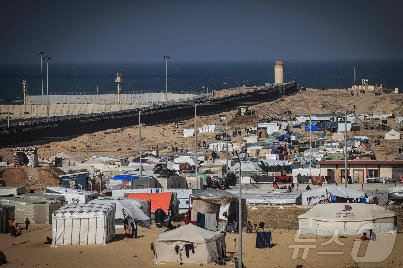 본문 이미지 - 가자지구 남부 라파의 서쪽, 이집트와 국경을 맞대고 있는 필라델피 회상에 팔레스타인 난민들이 모여들고 있다. 2024.01.14/ ⓒ AFP=뉴스1 ⓒ News1 권진영 기자