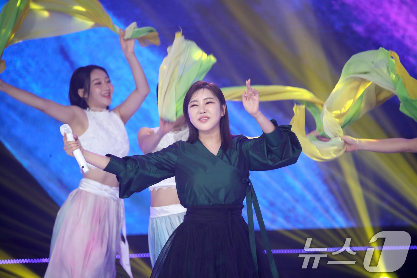 본문 이미지 - 트로트 가수 송가인이 26일 오후 서울 마포구 상암동 SBS 프리즘 타워에서 열린 SBS FiL, SBS M ‘더 트롯쇼-한가위 특집' 녹화에서 멋진 무대를 선보이고 있다. ⓒ News1 권현진 기자