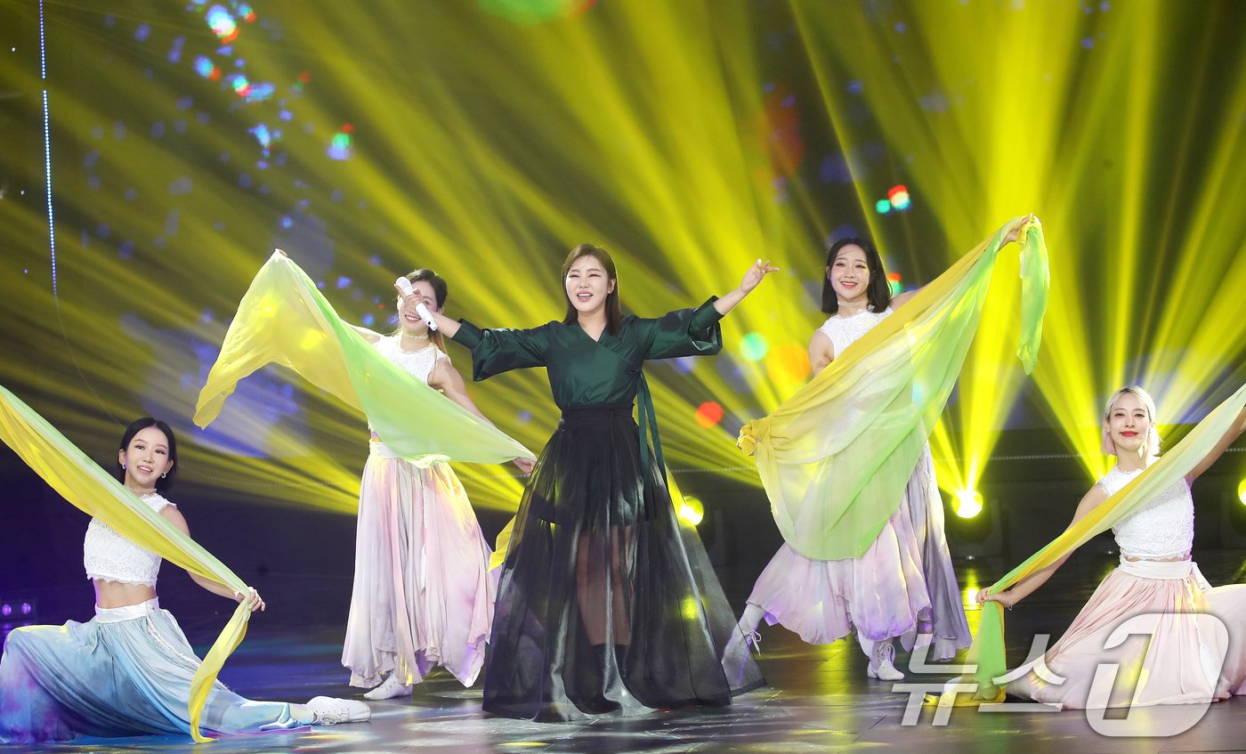 본문 이미지 - 트로트 가수 송가인이 26일 오후 서울 마포구 상암동 SBS 프리즘 타워에서 열린 SBS FiL, SBS M ‘더 트롯쇼-한가위 특집' 녹화에서 화려한 무대를 선보이고 있다. ⓒ News1 권현진 기자