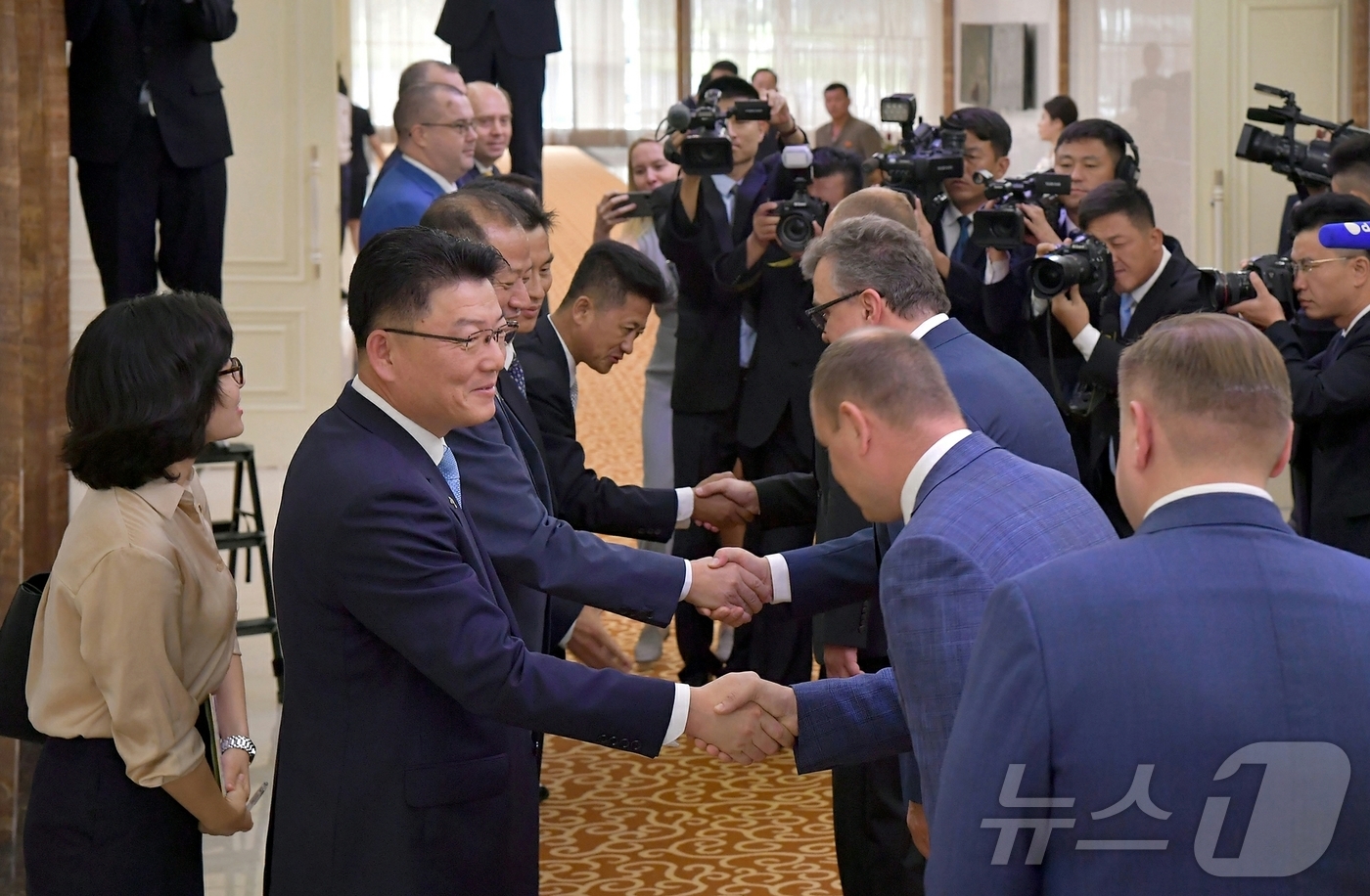 (평양 노동신문=뉴스1) = 북한 노동당 기관지 노동신문은 27일 "러시아연방 공업무역성 부상(차관) 로만 체크쇼브를 단장으로 하는 러시아 전문가 대표단이 26일 평양에 도착했다" …