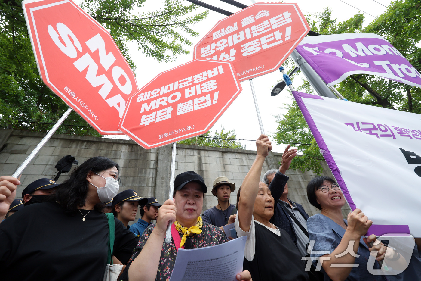 (서울=뉴스1) 박정호 기자 = 평화와 통일을 여는 사람들(평통사) 활동가들이 27일 오전 서울 용산구 국방대학교 서울캠퍼스 인근에서 한미 12차 방위비분담특별협정 체결을 위한 7 …