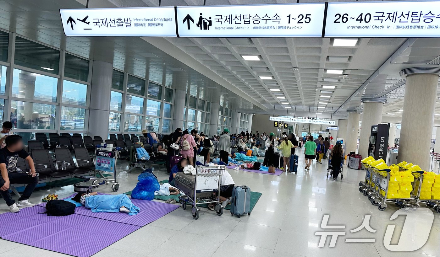 27일 오전 제주국제공항 국내선 출발층 대합실에서 간밤 결항 항공편 승객들이 매트 위 쪽잠을 자고 있다. &#40;독자 제공&#41; 2024.8.27/뉴스1