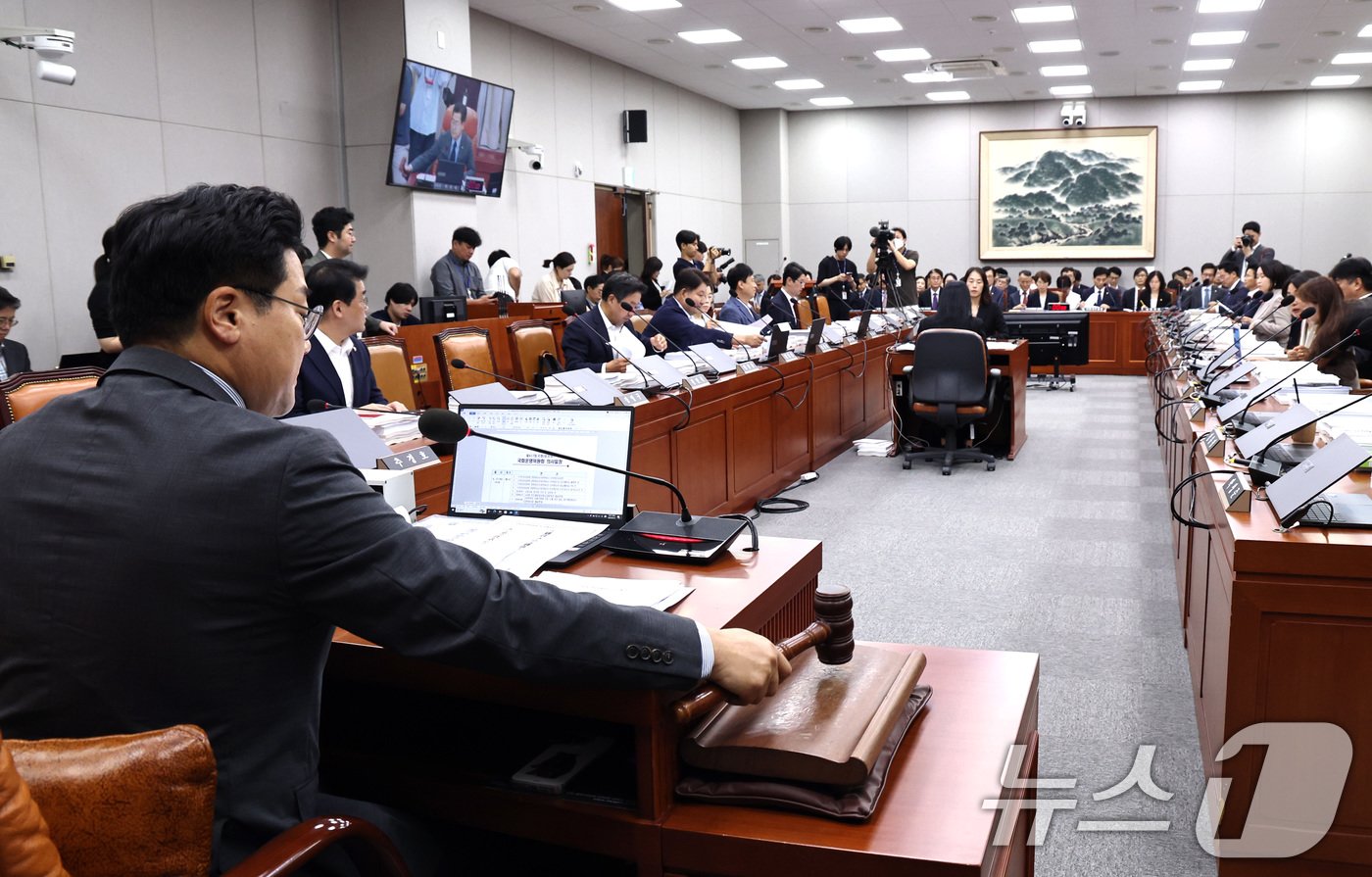 본문 이미지 - 박찬대 국회 운영위원장이 27일 오전 서울 여의도 국회에서 열린 운영위 전체회의에서 의사봉을 두드리고 있다.  2024.8.27/뉴스1 ⓒ News1 구윤성 기자