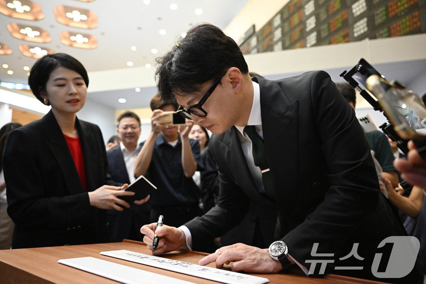 한동훈 국민의힘 대표가 27일 서울 영등포구 한국거래소에서 방명록을 작성하고 있다. &#40;공동취재&#41; 2024.8.27/뉴스1 ⓒ News1 박세연 기자